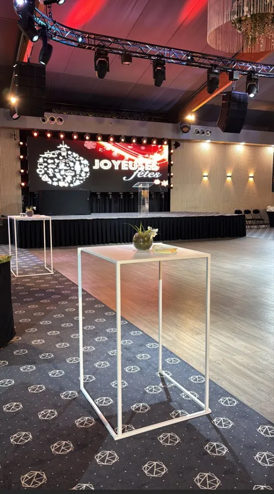 Espace événementiel aménagé avec scène, éclairage et décoration pour une soirée d’entreprise