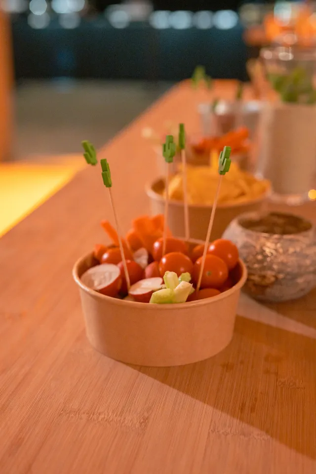 Buffet et apéritif thématiques avec produits locaux, popcorn et snacks servis sur de grandes tables en bois.