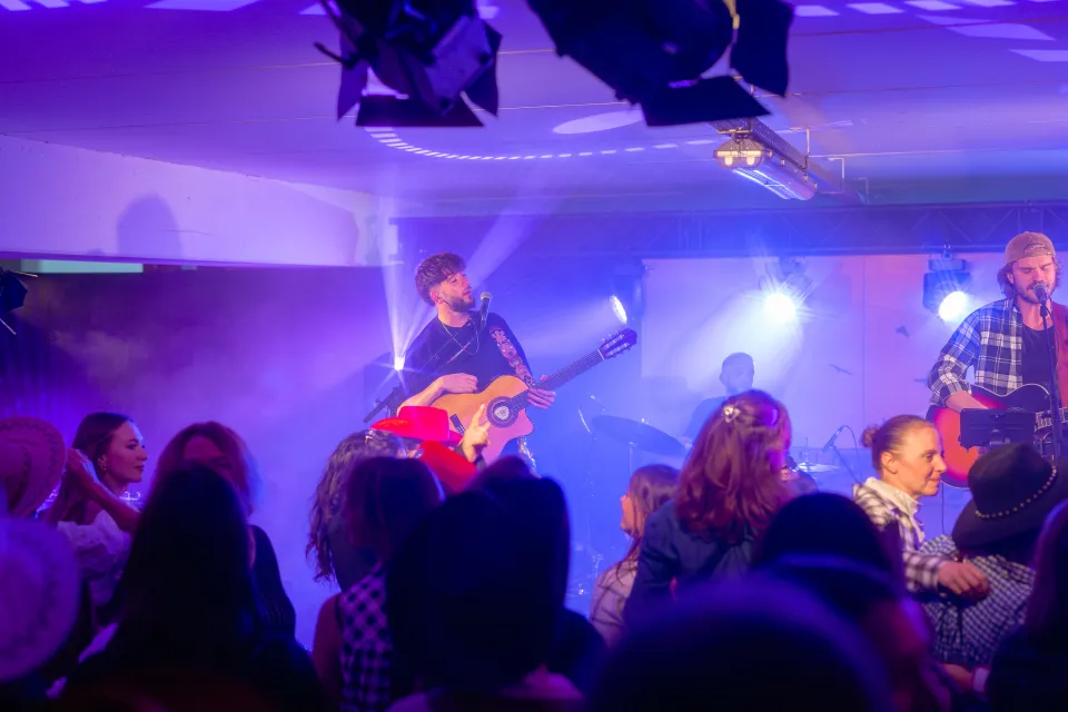 Événement d’entreprise fédérateur mêlant décor thématique, animations et ambiance festive.