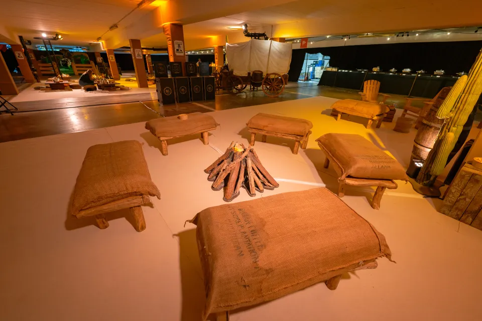 Espace détente façon saloon, décoré de cactus, tonneaux et accessoires de cowboys pour une immersion totale.