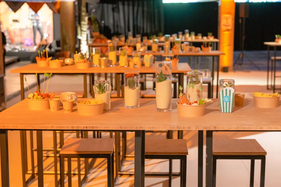 Décor d’inspiration cowboy pour une soirée d’entreprise inoubliable : bar saloon, bottes de foin et jeux d’adresse.