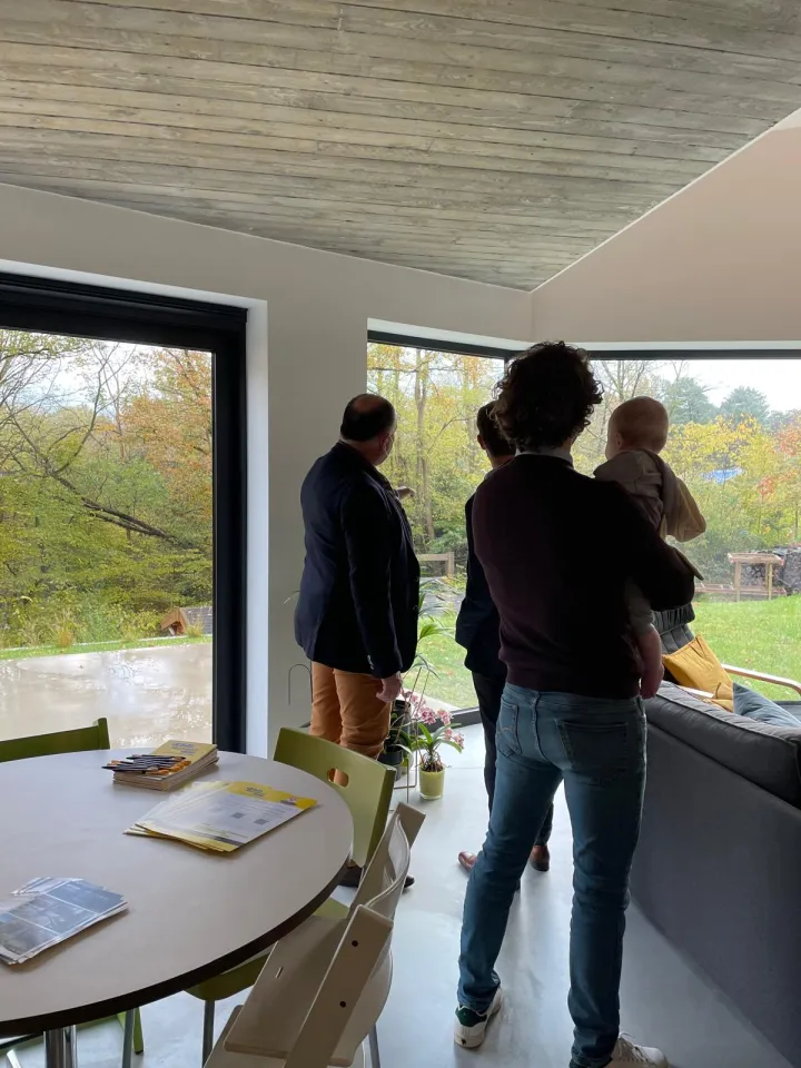 Visite d’une maison contemporaine avec vue sur la nature lors du week-end Maisons & Architectes, en présence de visiteurs et d’un enfant