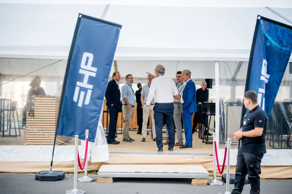 Les invités devant le chapiteau