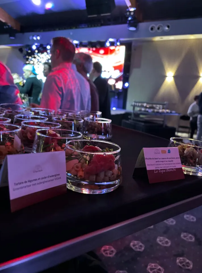 Verrines apéritives servies lors d’un cocktail d’entreprise avec service traiteur événementiel