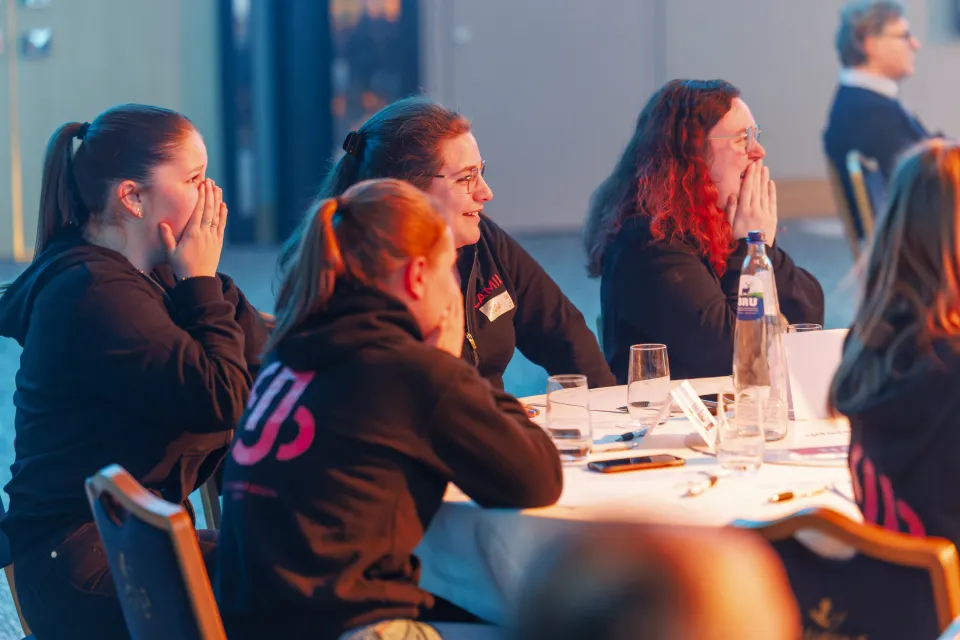 Réactions émues et enthousiastes d’un groupe de jeunes filles lors de la cérémonie de L’Odyssée de l’Objet, certaines se couvrant la bouche de surprise et d’émotion.